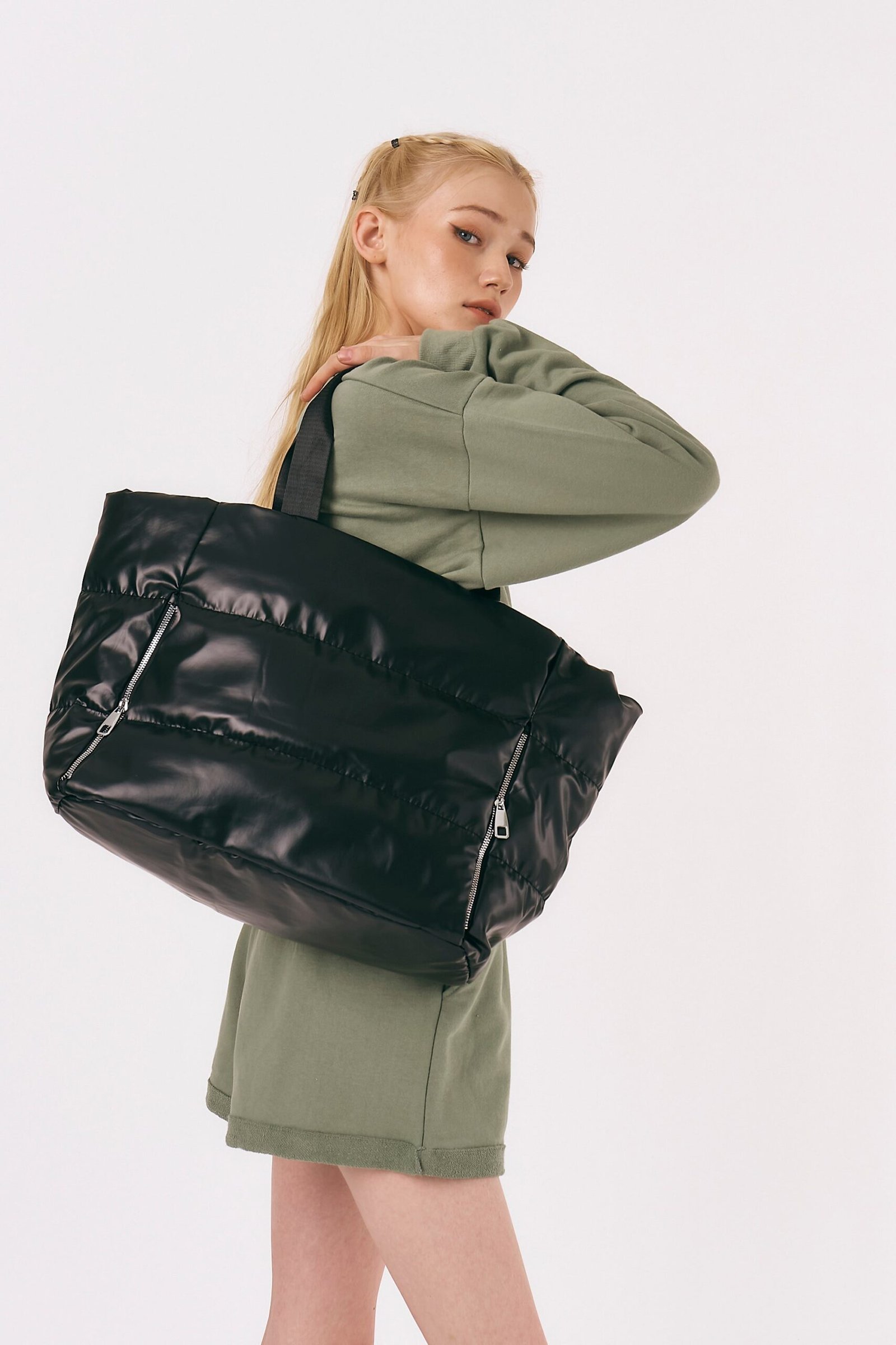OversizedQuiltedTote_02_ba9d3039-b8b6-40ca-9074-a17452998a5a.jpg
